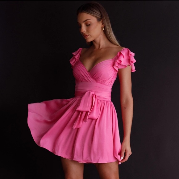 Selfie Leslie Dresses & Skirts - LOLA RUFFLE SHOULDER
RUCHED DRESS HOT PINK